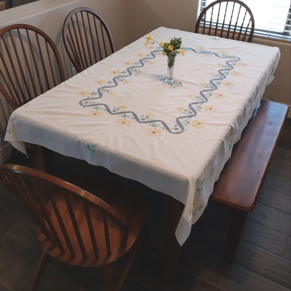 Vintage Hand Embroidered Floral Tablecloth 65" x 55" - Picture 4 of 11